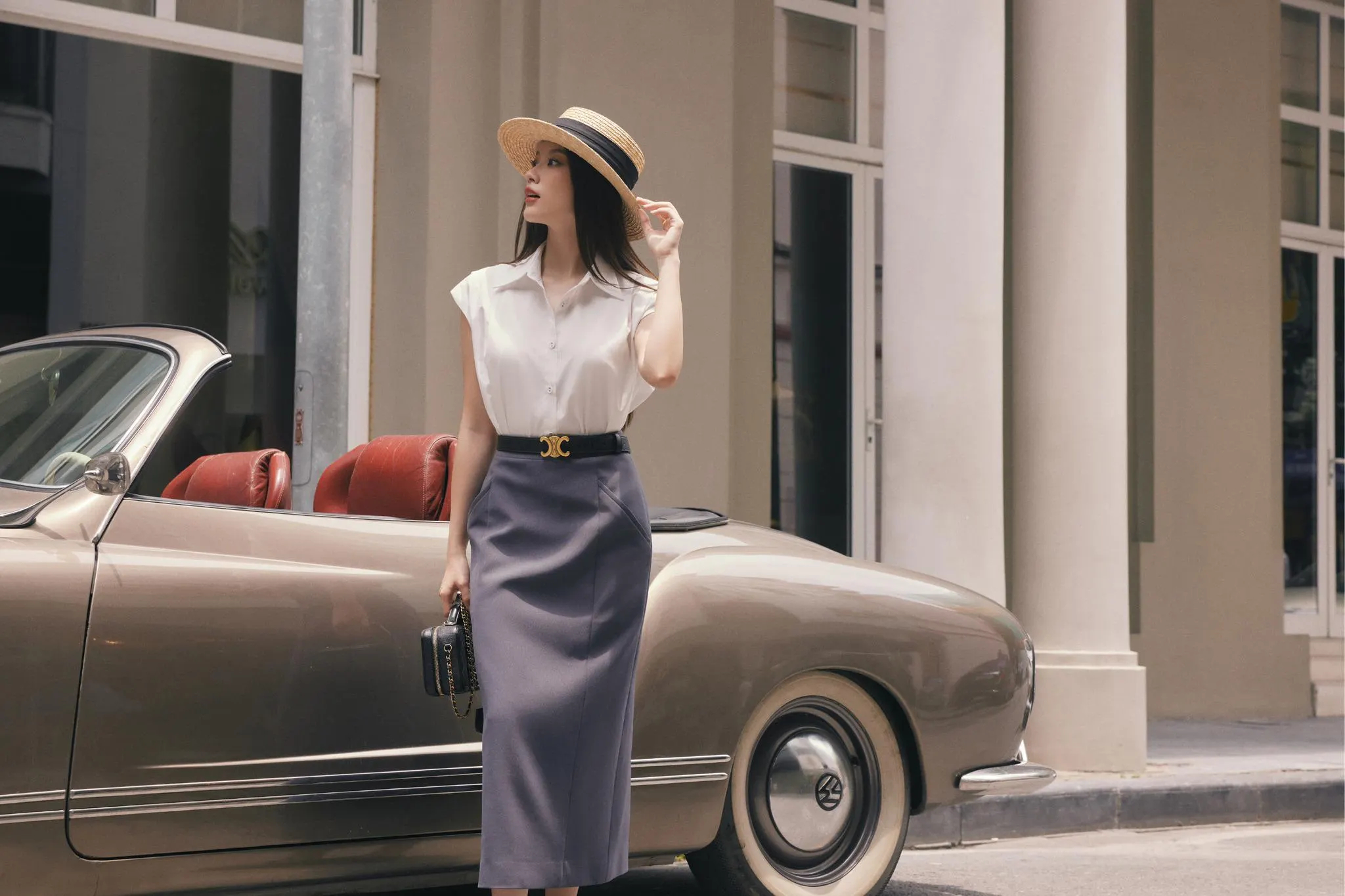 White sleeveless shirt