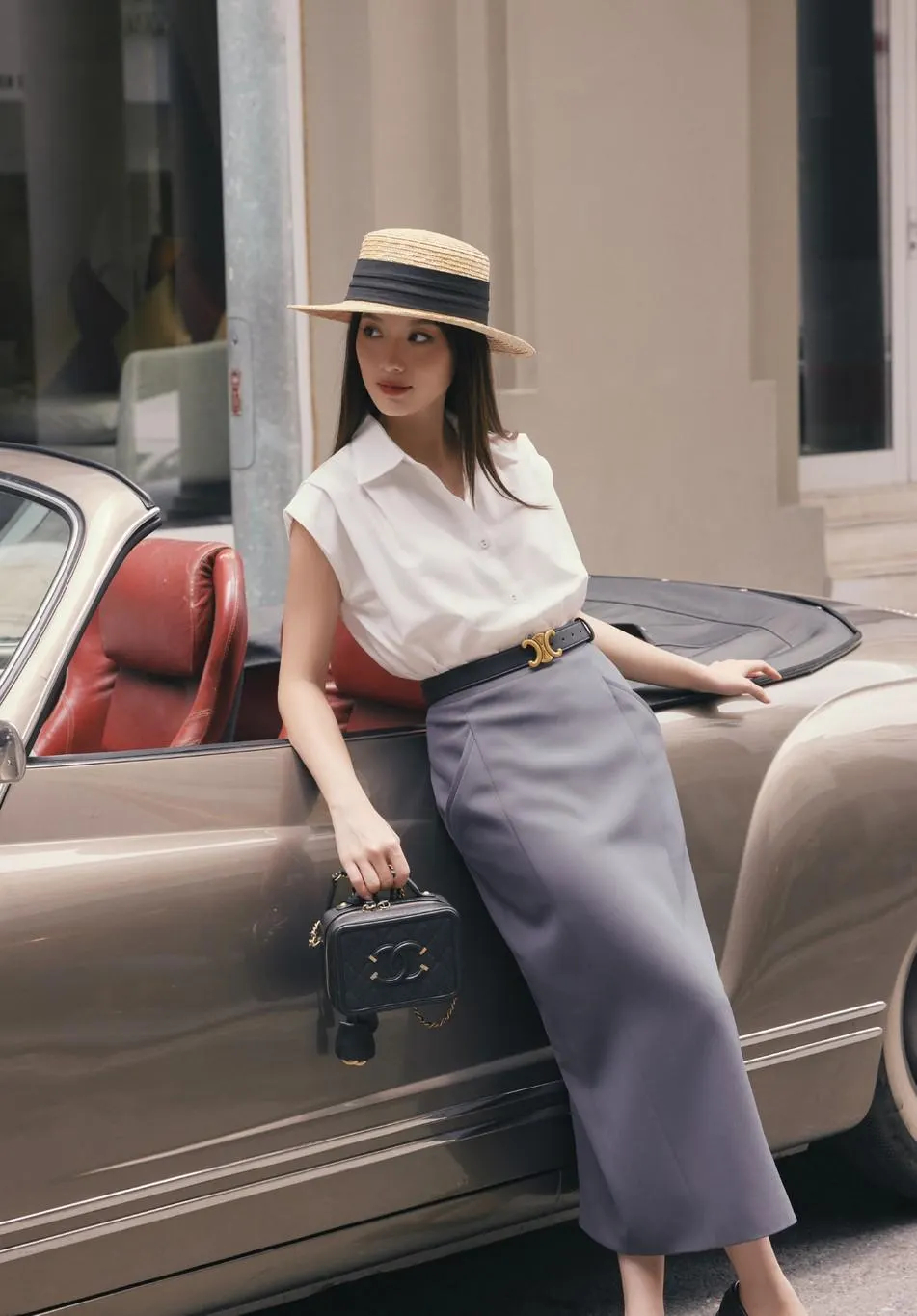 White sleeveless shirt - Image 2